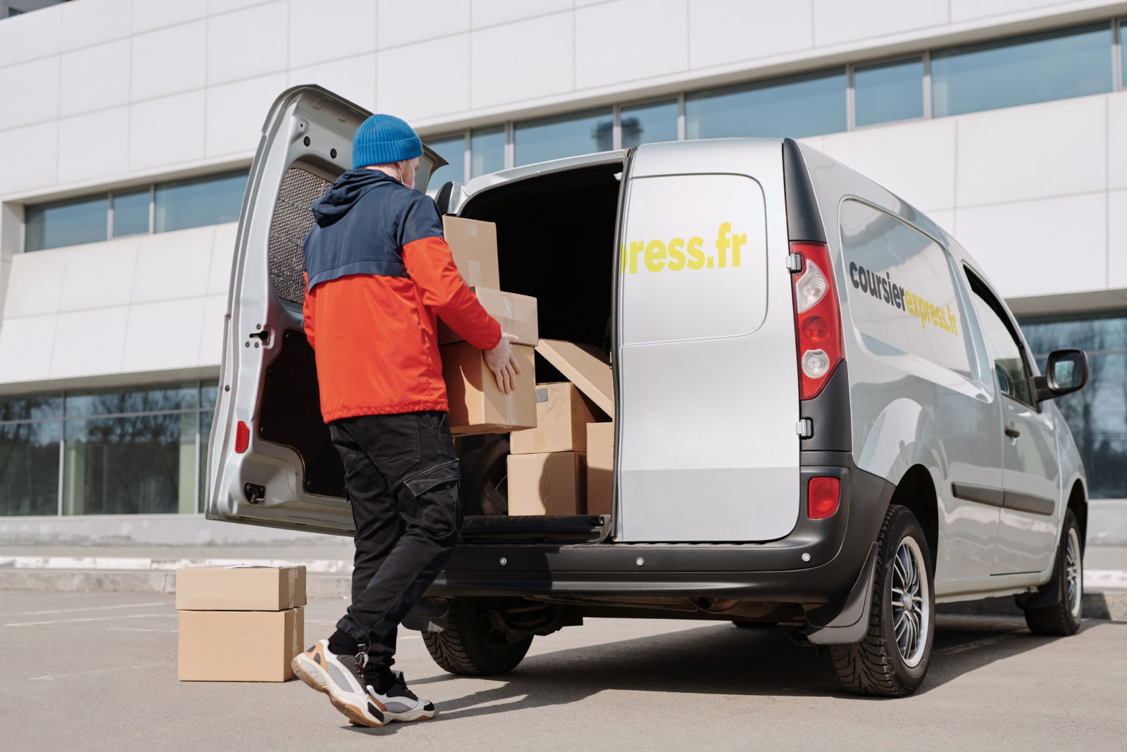 Coursier voiture à Paris & banlieue : Pli et colis jusqu'à 300kg.